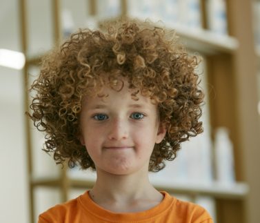 Cuidado del cabello rizado en niños